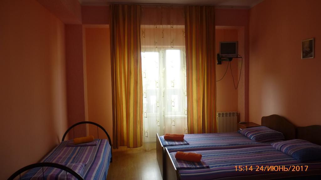 Gostevoi Dom Karavan Hotel Anapa Exterior photo